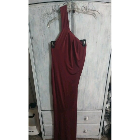 Love & Friends Maxi One Sleeve Dress Xs Nwt Sexy Burgundy - Picture 1 of 10